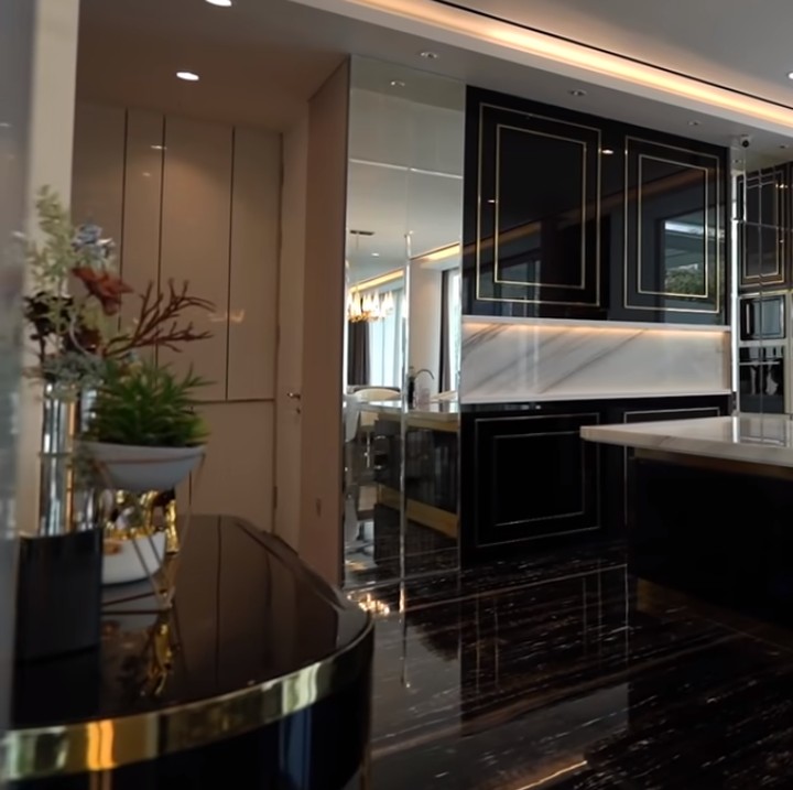 <p>Kalau ini tampilan dapurnya, Bunda. Tertarik jadikan ini inspirasi untuk desain di rumah sendiri? (Foto: YouTube: Boy William)</p>
