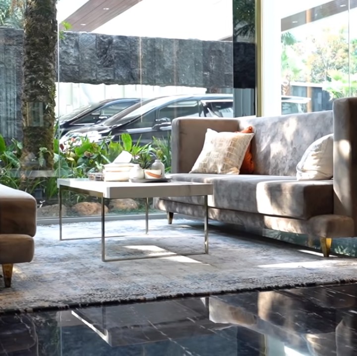 <p>Di sudut lain, ada pula spot yang tak kalah menarik. Di sini bisa untuk ruang merima tamu juga, namun ini lebih terkesan homy dengan jendela kaca besar yang menampilkan taman di luar. (Foto: YouTube: Boy William)</p>