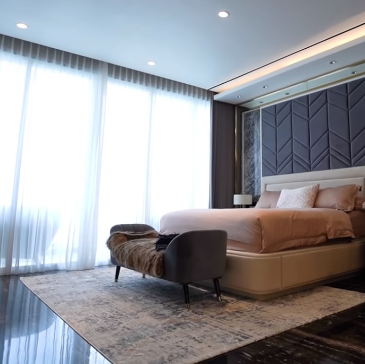 <p>Ini kamar tidur di lantai dua, Bunda. Yakni kamar Gilang dan Shandy. Selain itu, ada pula kamar lain yang mereka buat khusus untuk anak-anaknya. (Foto: YouTube: Boy William)</p>
