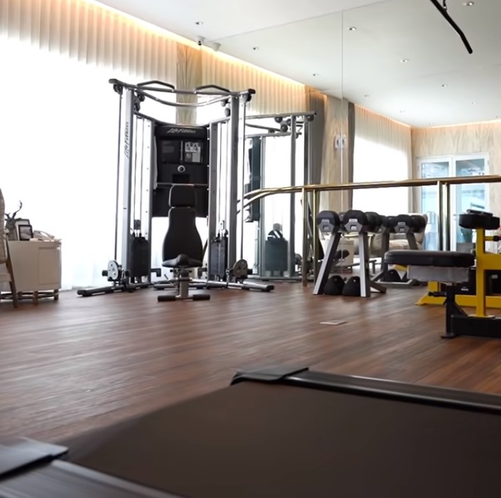 <p>Rumah mewah Gilang dan Shandy juga dilengkapi ruang gym lho, Bunda. (Foto: YouTube: Boy William)</p>