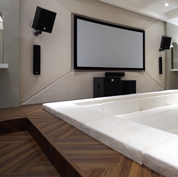 <p>Selain itu, ada home theater atau ruang nonton yang nyaman banget seperti potret berikut. (Foto: YouTube: Boy William)</p>