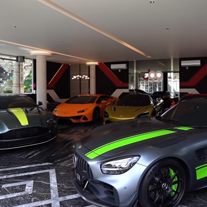 <p>Terakhir yang tak kalah mencuri perhatian, Gilang memiliki garasi khusus untuk super car alias mobil-mobil mewahnya, Bunda. Luar biasa, bukan? (Foto: YouTube: Boy William)</p>