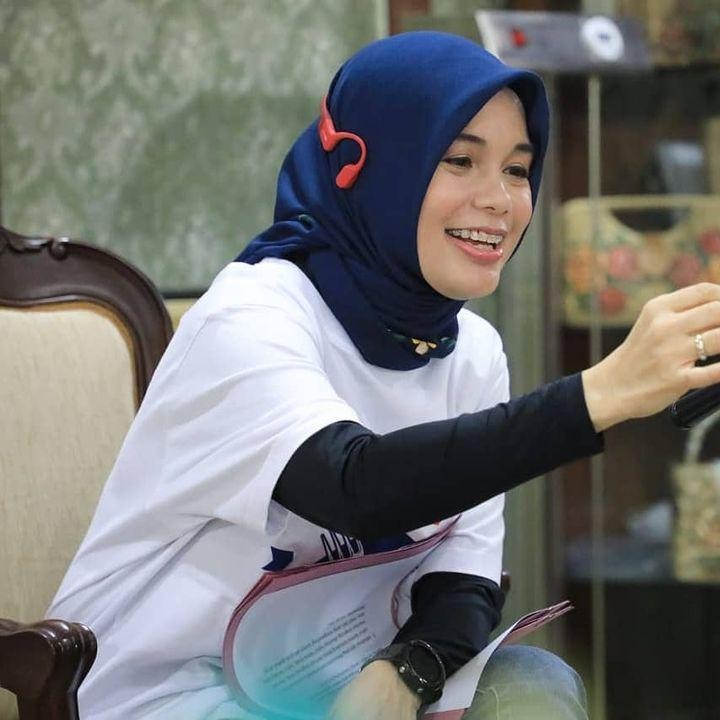 <p>Salah satunya dengan tak meninggalkan tayangan pertandingan bola dari klub kesayangannya, Manchester United (MU). (Foto: Instagram @atikoh.s)</p>