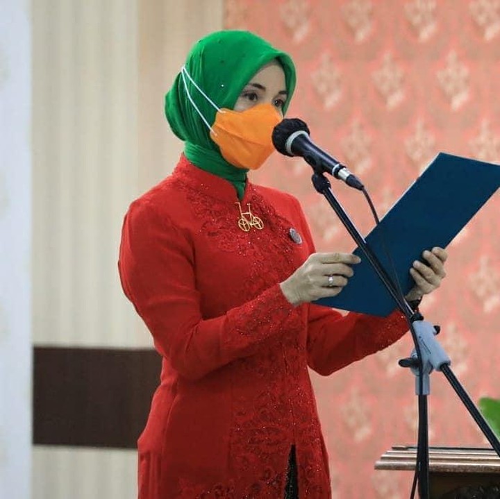 <p>Minatnya pada olahraga tersebut menjadi hal yang menarik ya, Bunda. Sehingga tak aneh, followers-nya kerap menulis komentar soal kemenangan MU di postingan istri Ganjar Pranowo ini. (Foto: Instagram @atikoh.s)</p>