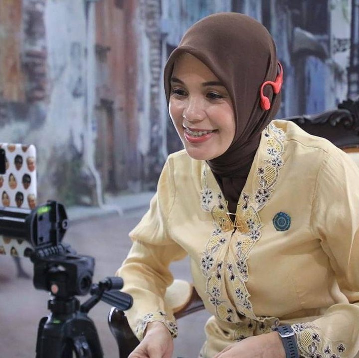 <p>Sebagai istri salah satu pejabat negara, Siti Atikoh disibukkan dengan berbagai kegiatan. Selama pendemi COVID-19, ia lebih banyak mengisi acara secara virtual. (Foto: Instagram @atikoh.s)</p>