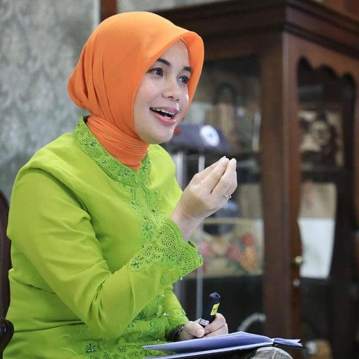 <p>Meski sibuk, Siti Atikoh bisa membagi waktu untuk memenuhi kebutuhan hobinya lho, Bunda. (Foto: Instagram @atikoh.s)</p>