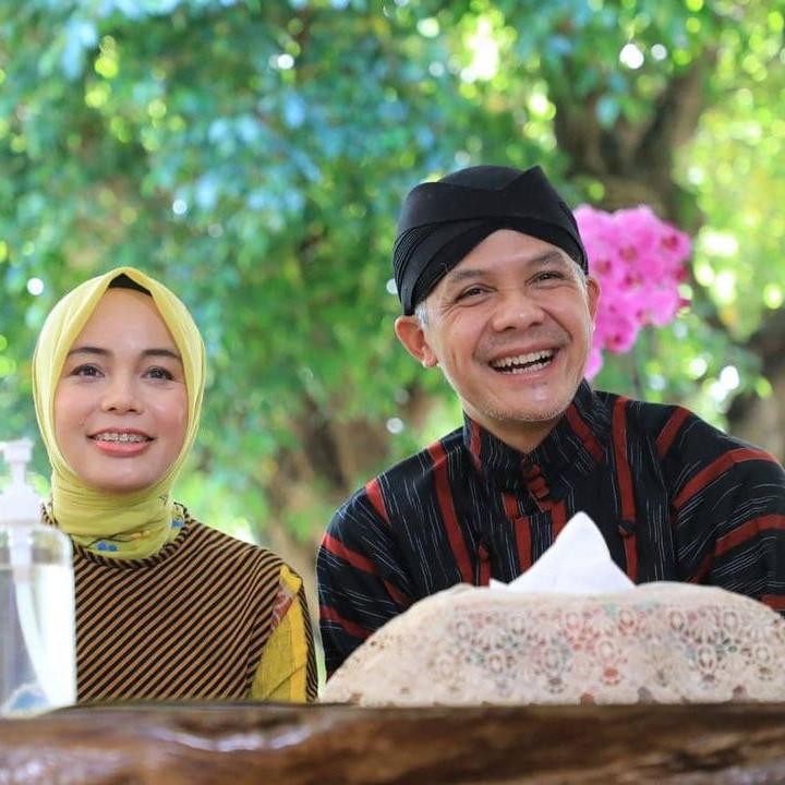 <p>Dibalik kesuksesan Ganjar Pranowo sebagai Gubernur Jawa Tengah, ada Siti Atikoh Supriyanti sebagai istri yang setia mendampingi lho, Bunda.(Foto: Instagram @atikoh.s)</p>