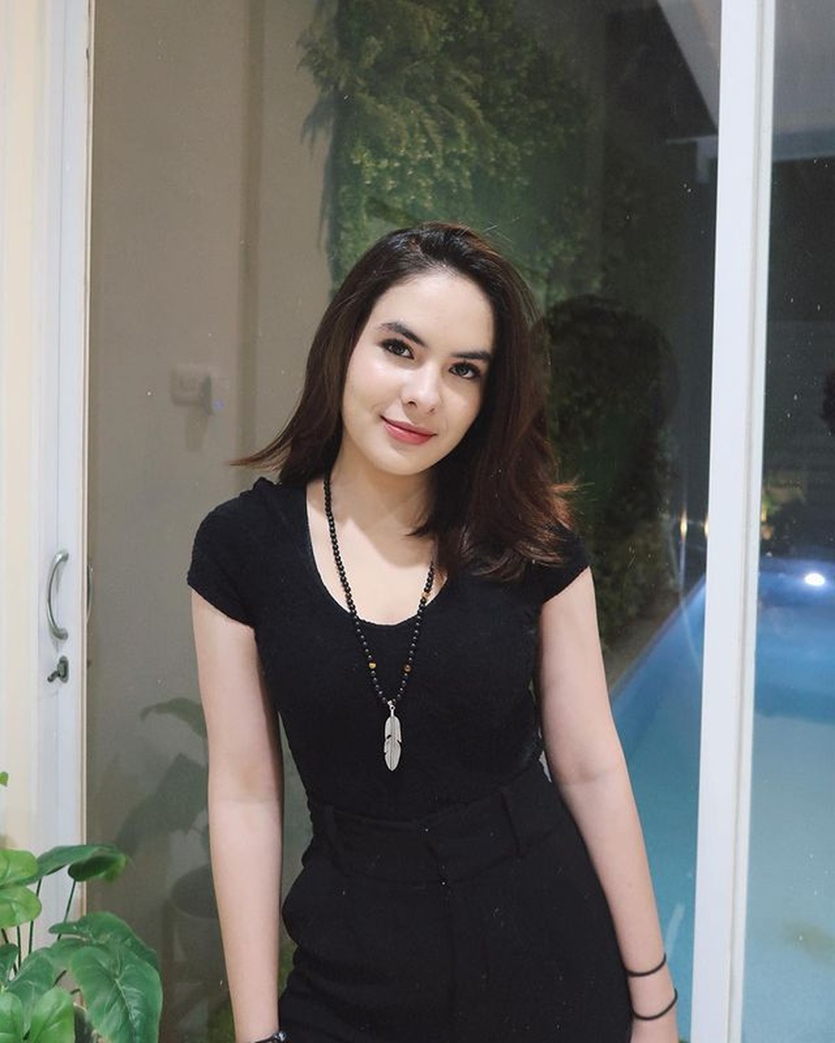 Steffi Zamora disebut-sebut sedang dekat dengan Niko Al Hakim karena foto mesra mereka tersebar&period; Yuk kita lihat pesona Steffi&excl;