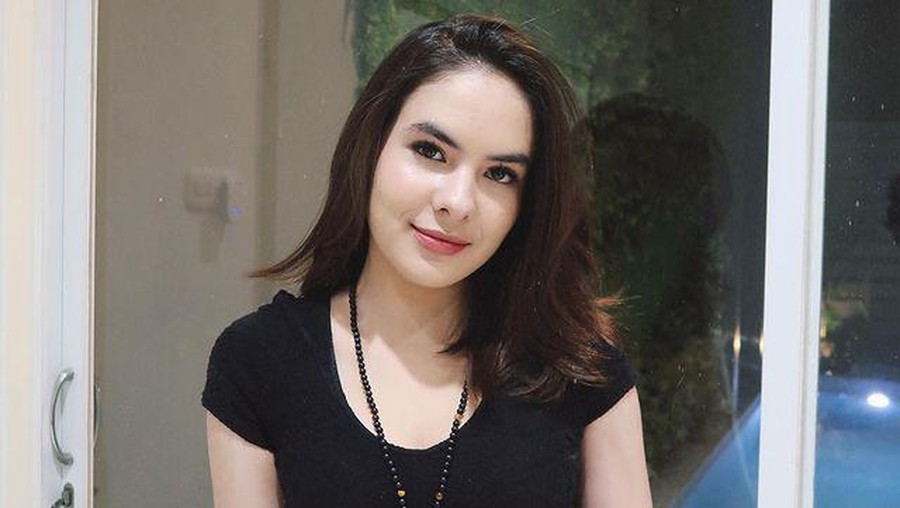 Steffi Zamora disebut-sebut sedang dekat dengan Niko Al Hakim karena foto mesra mereka tersebar. Yuk kita lihat pesona Steffi!