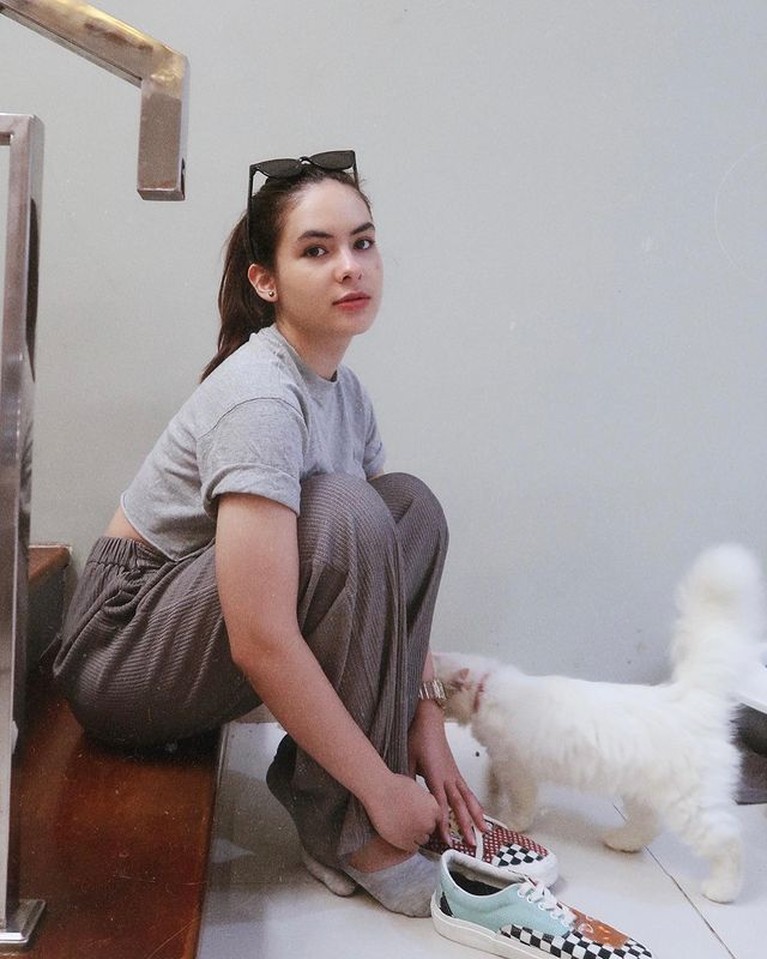 Steffi Zamora disebut-sebut sedang dekat dengan Niko Al Hakim karena foto mesra mereka tersebar. Yuk kita lihat pesona Steffi!
