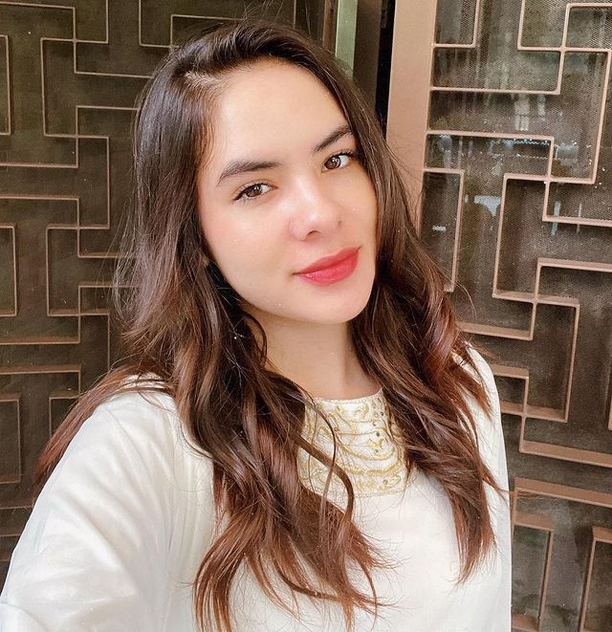 Steffi Zamora disebut-sebut sedang dekat dengan Niko Al Hakim karena foto mesra mereka tersebar&period; Yuk kita lihat pesona Steffi&excl;