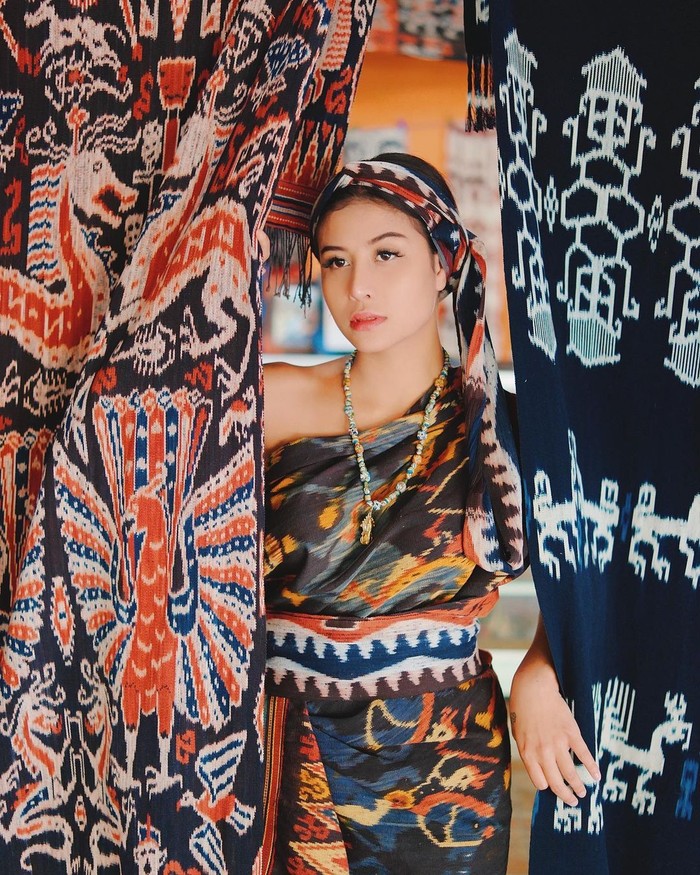 Wanita berusia 23 tahun ini memang acapkali terlibat dalam berbagai kontroversi. Meski begitu Awkarin memiliki jiwa sosial yang tinggi dan sering membantu dalam berbagai aksi kemanusiaan. (Foto: instagram.com/awkarin)