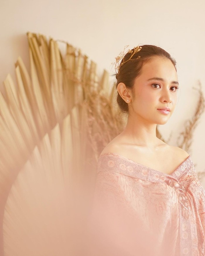 Wanita berusia 26 tahun ini memiliki paras yang imut dan menggemaskan. Saat ini Michelle Ziudith sudah memerankan deretan FTV dan film populer. Selain terjun di dunia akting, Michelle Ziudith juga pernah menjadi penyanyi. (Foto: instagram.com/michelleziu)