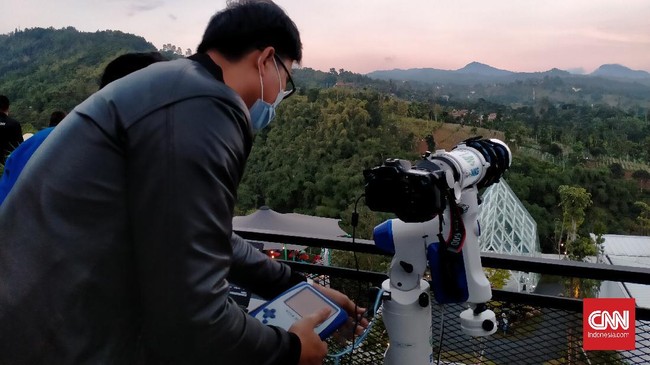 Pengamatan atas fenomena 195 tahun sekali, gerhana bulan total perigee, salah satunya adalah di Lereng Anteng, Dago, Bandung Barat.
