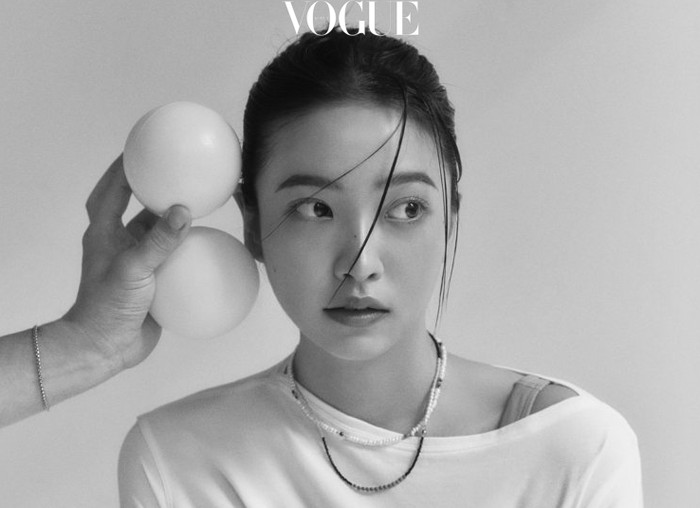 Jadi idol di usia muda memang sulit. Walaupun tampak ceria, namun tubuh dan pikirannya sangat lelah. Dengan pilates, Yeri merasa jadi lebih bugar dan positif / foto: vogue.co.kr