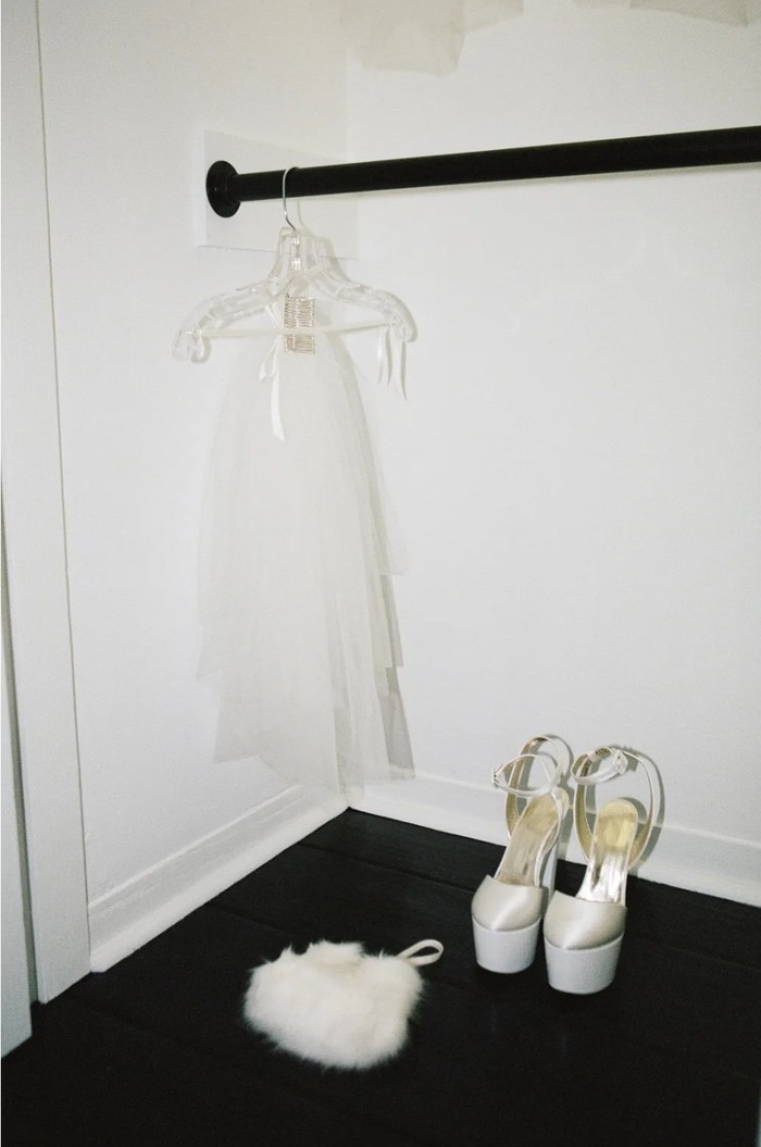 Ariana semakin menawan dengan hand-pleated bubble veil sebahu dan high heels platform dari Giuseppe Zanotti. (Foto: vogue.com/Stefan Kohli)