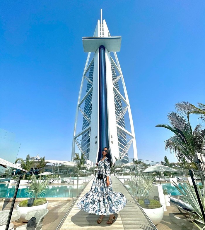 Aura penuh keceriaan diperlihatkan Rachel saat Mengabadikan momen lewat foto berlatarkan bangunan Burj Al-Arab, hotel tempat ia menginap. Saat itu Rachel tampak cantik dengan dress bermotifnya. (Foto: instagram.com/rachelvennya)