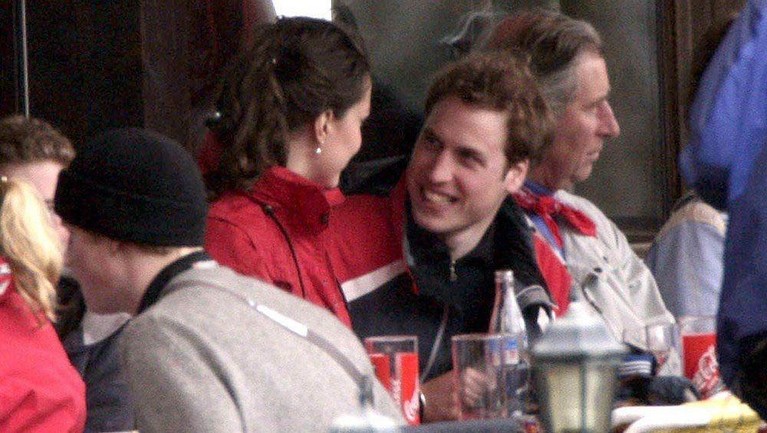 Barisan Foto Kate Middleton & Pangeran William Semasa Kuliah Kate Middleton dan Pangeran William kembali ke kampus untuk bernostalgia. Yuk kita lihat potret mereka semasa kuliah!