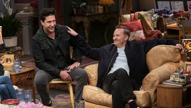 Kru produksi mengisahkan perjuangan mereka membangun kembali set asli Friends yang sudah belasan tahun dibongkar dan entah ke mana.