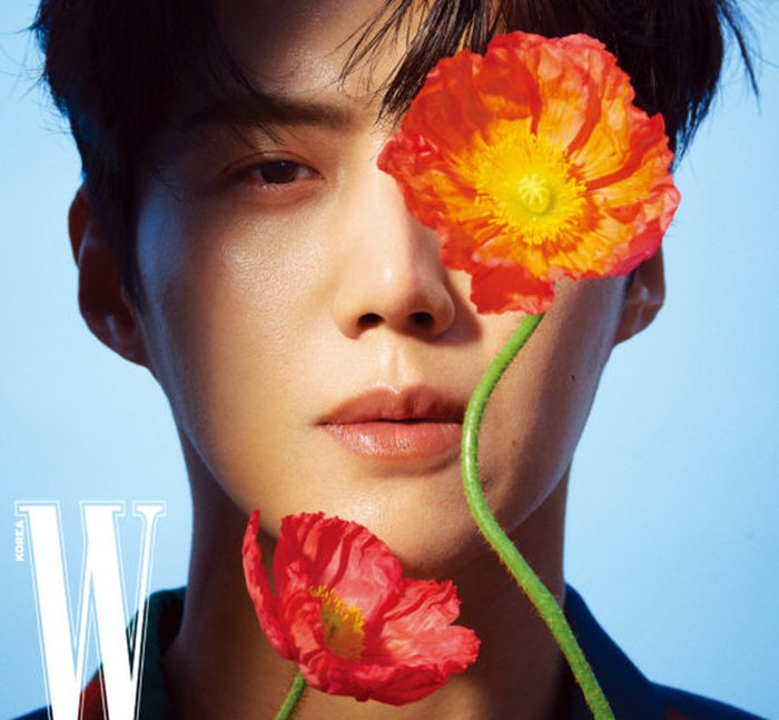 Oh iya, selain itu, Kenzo juga mengeluarkan varian parfum dengan nama Flower Baigenzo Poppy Bouquet. Menggunakan bunga poppy langsung, parfum ini punya aroma unik. Kalau lihat foto ini, kamu pilih bunga poppy atau Kim Seon Ho? / foto: wkorea.com