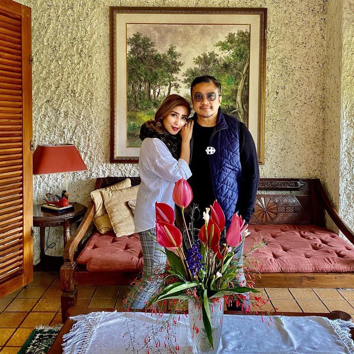 <p>Pesona Sendy sebagai wanita Jawa berhasil memikat hati Dede Yusuf. Mereka pun berpacaran. Sendy telah mendampingi Dede Yusuf sejak masih berprofesi sebagai artis pada masanya. (Foto: Instagram: @sendyyusuf)</p>