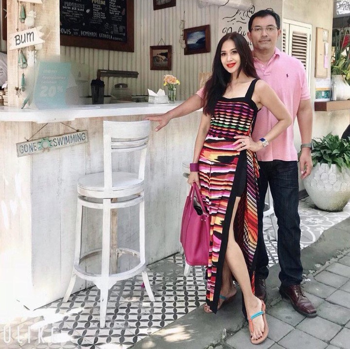 <p>Ketika berlibur, Diah dan Anton juga sering tampil serasi mengenakan outfit kompak. Seperti pada foto berikut ini, mereka tampil stylish dengan outfit bernuansa pink. Modis banget, Bunda! (Foto: Instagram: @dps_diahpermatasari)</p>