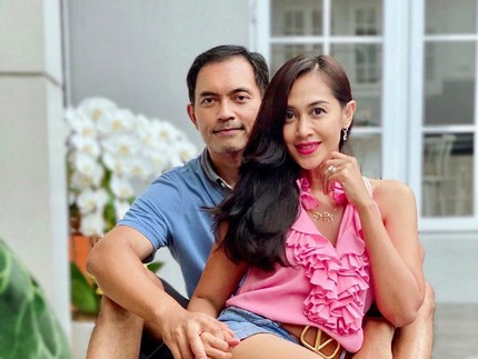 7 Potret Harmonis Diah Permatasari dan Suami, Mesra Bak Pengantin Baru