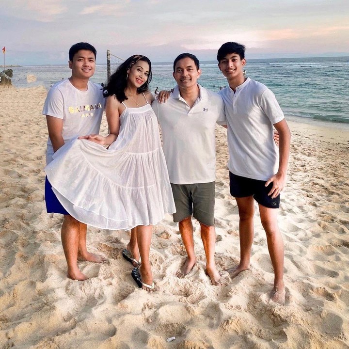 <p>Menikah selama 24 tahun, Diah Permatasari dan Anton Sutopo sudah dikaruniai dua putra tampan. Mereka adalah Marciano Nicholas Reynard dan Marcello Renara Djatmiko. (Foto: Instagram: @dps_diahpermatasari)</p>
