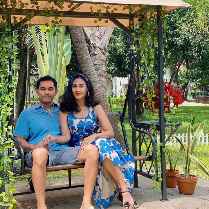 <p>Meski usia pernikahan mereka hampir mencapai seperempat abad, Diah dan Anton masih terlihat mesra di berbagai suasana. Diah kerap mengabadikan potret romantis mereka, Bunda. (Foto: Instagram: @dps_diahpermatasari)</p>