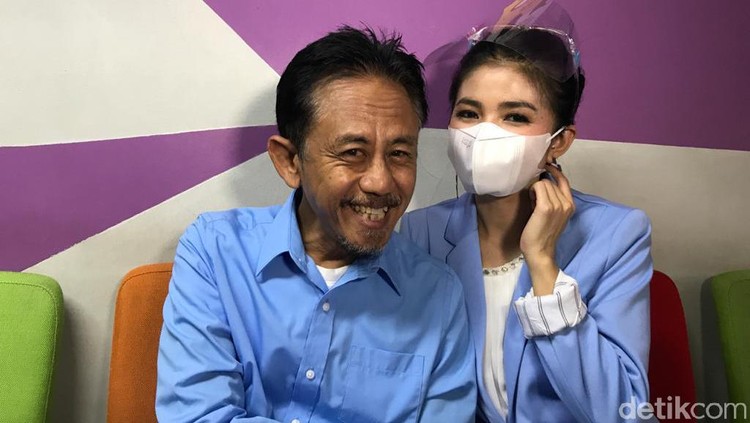 Kisah Cinta Epy Kusnandar dengan Istri Cantiknya yang Lebih Muda 19 ...