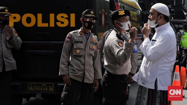 Polisi  menangkap lima orang simpatisan Rizieq Shihab di PN Jaktim karena berkerumun. Kelimanya masih menjalani pemeriksaan.