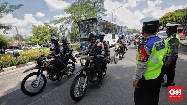 FOTO : Polisi Bersiaga Kawal Sidang Vonis Rizieq Shihab