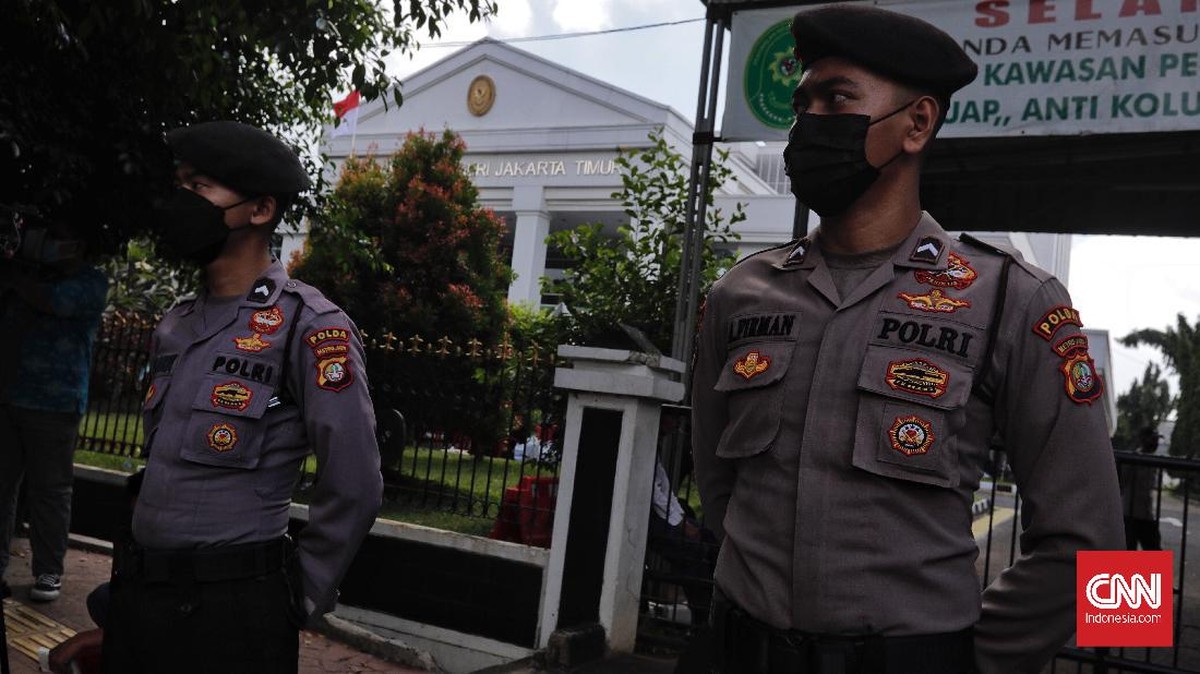 FOTO : Polisi Bersiaga Kawal Sidang Vonis Rizieq Shihab