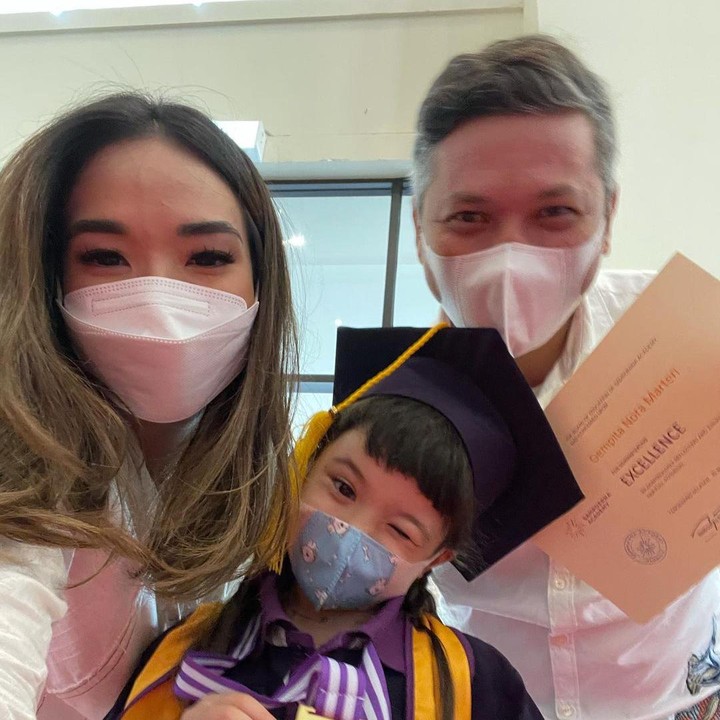 <p>Kelulusan Gempita menjadi hari yang membahagiakan bagi Gading dan Gisella. Meski tak lagi berstatus suami istri, mereka tetap kompak menghadiri acara wisuda sang putri. (Foto: Instagram: @gisel_la)</p>