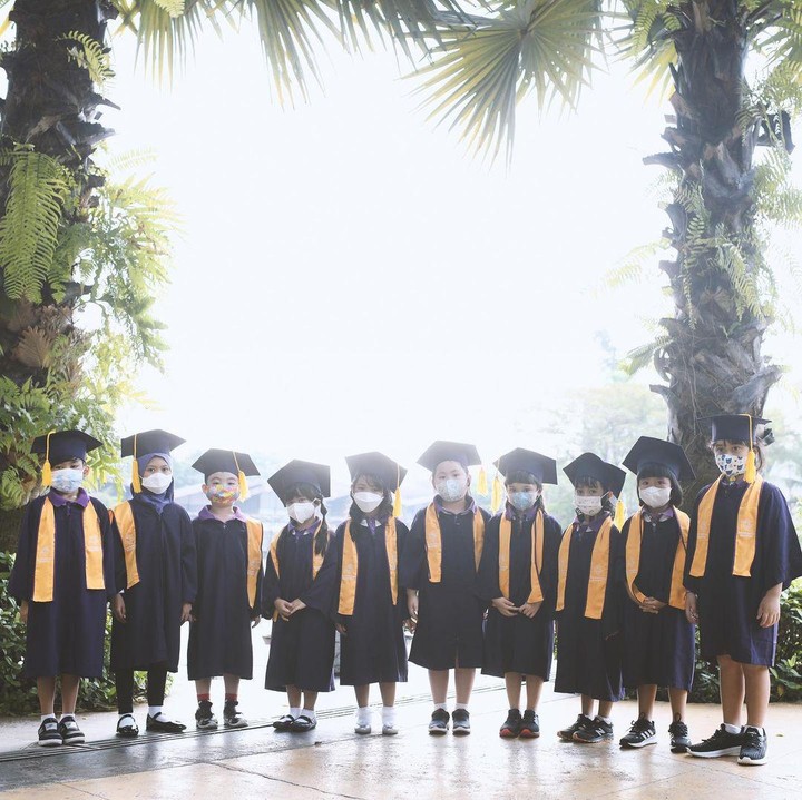 <p>Gisella dan Gading juga mengabadikan potret kebersamaan Gempita dengan teman-teman sekelasnya. Gempita tampil kompak memakai outfit wisuda bersama teman-teman ketika merayakan kelulusan mereka. (Foto: Instagram: @gisel_la)</p>