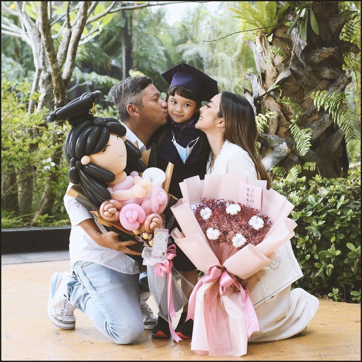 <p>Pasangan yang pernah menikah selama enam tahun itu membanjiri putri semata wayang mereka dengan cinta. Gading dan Gisella datang membawa balon dan buket bunga raksasa. Mereka juga mencium pipi Gempita ketika foto di hari kelulusannya. (Foto: Instagram: @gisel_la)</p>