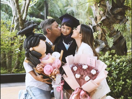 7 Potret Kebersamaan Gading & Gisel Asuh Anak, Terbaru Dampingi Wisuda Gempi