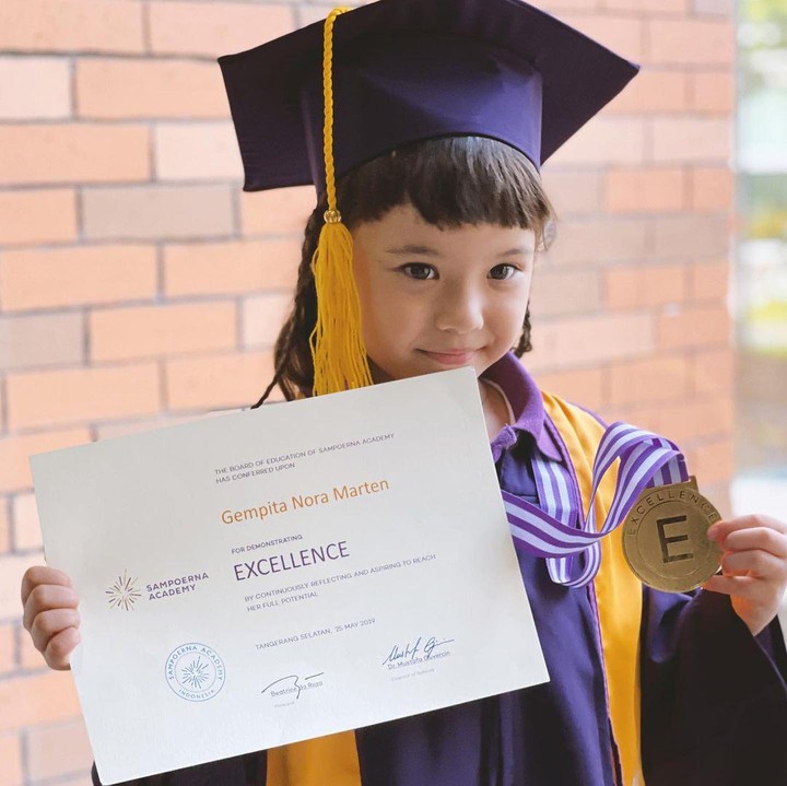 <p>Gempita Nora Marten lahir pada 16 Januari 2015. Ia tumbuh menjadi gadis cantik dan pintar. Potretnya ketika pamer medali dalam balutan outfit wisuda sukses mencuri hati netizen. Bikin gemas! (Foto: Instagram: @gisel_la)</p>