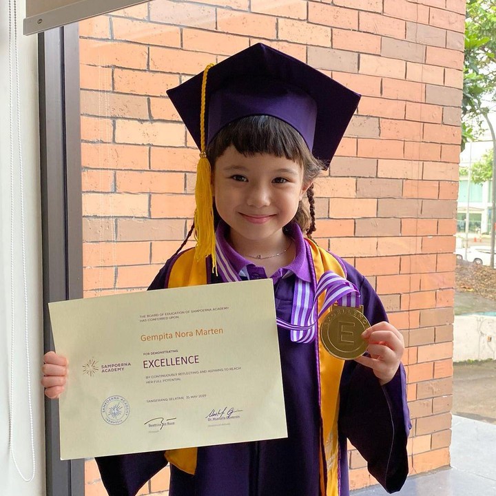 <p>Putri Gading Marten dan Gisella Anastasia, Gempita telah menamatkan pendidikannya di Taman Kanak-kanak (TK). Putri berusia 6 tahun itu mendapat penghargaan Excellence, Bunda. (Foto: Instagram: @gisel_la)</p>