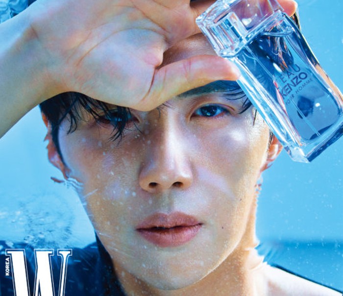 Kim Seon Ho terkenal punya sorot mata yang mematikan. Seperti di foto ini, sambil memegang parfum berbotol kaca, ia menatap lurus ke arah kamera. Siapa yang tidak tersihir dengan tatapan lembut Kim Seon Ho? / foto: instagram.com/wkorea.com