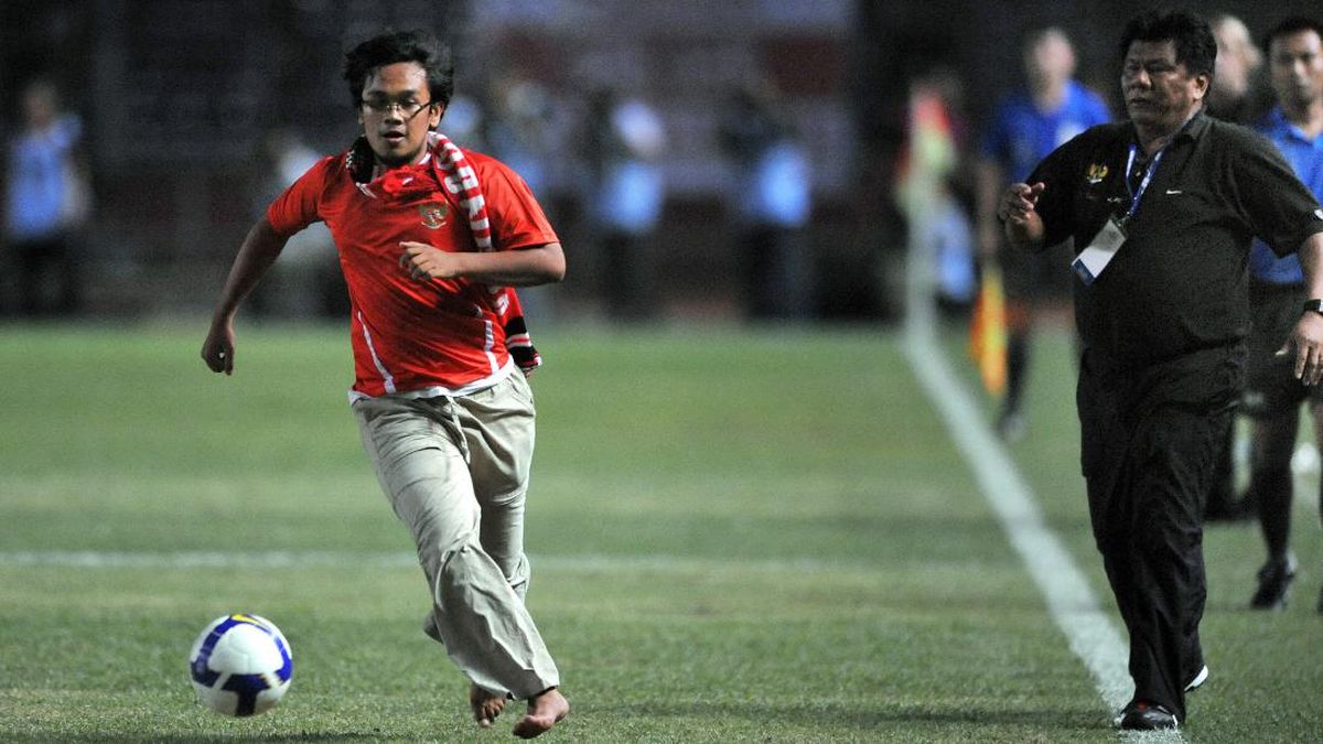 Indonesia vs Oman: Kenangan Suporter Terobos Lapangan dan Tendang Bola
