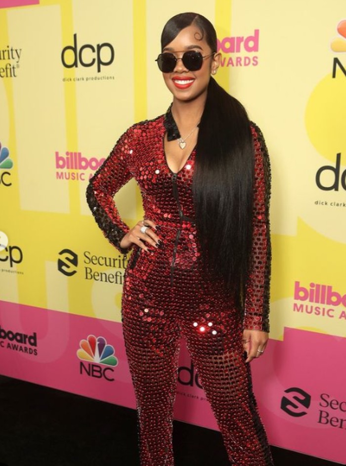 Kesan mewah diperlihatkan oleh HER, sang pelantun lagu ‘Best Part’. Ia mengenakan jumpsuit merah dari Dior yang di seluruh bagiannya dipenuhi payet. Foto: instagram.com/billboard