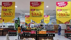FOTO: Diskon Besar-besaran Sebelum Giant Tutup