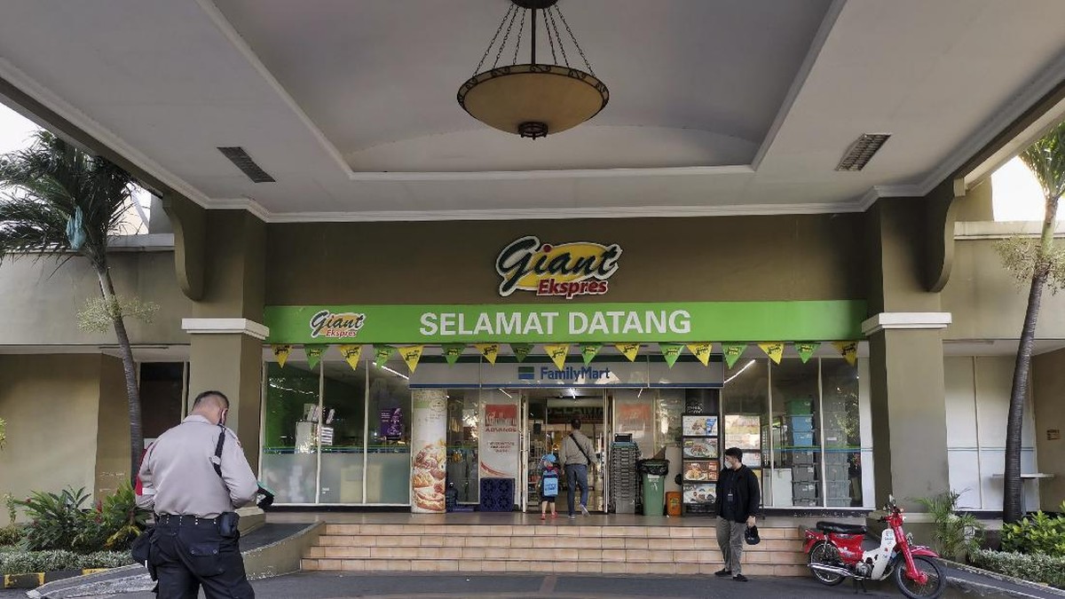 FOTO: Diskon Besar-besaran Sebelum Giant Tutup