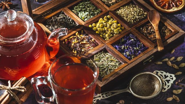 Sejumlah produsen lokal memproduksi teh berkualitas tinggi. Teh dicampur dengan bahan herba dan rempah khas Indonesia yang menghadirkan cita rasa unik dan khas.