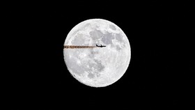Pengalaman Langka Terbang 3 Jam di Dekat Super Blood Moon