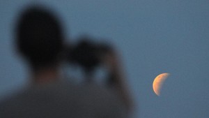 Bahaya, Bulan Menjauh Dari Bumi