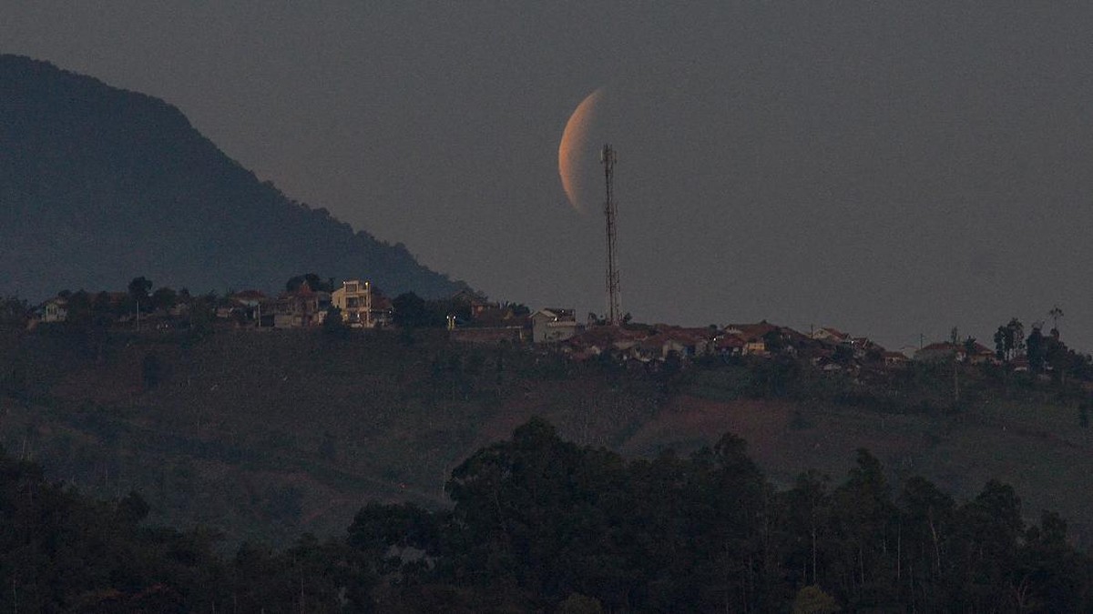 FOTO: Gerhana Bulan Total 'Menggoda' di Berbagai Wilayah RI
