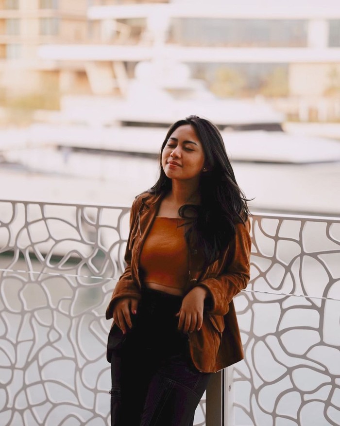 Ini merupakan foto liburan yang pertama yang diunggah Rachel saat di Dubai. Ibu Xabiru ini tampak mengenakan atasan crop top yang dilapsi blazer warna coklat. Penampilannya terlihat begitu stunning. (Foto: instagram.com/rachelvennya)