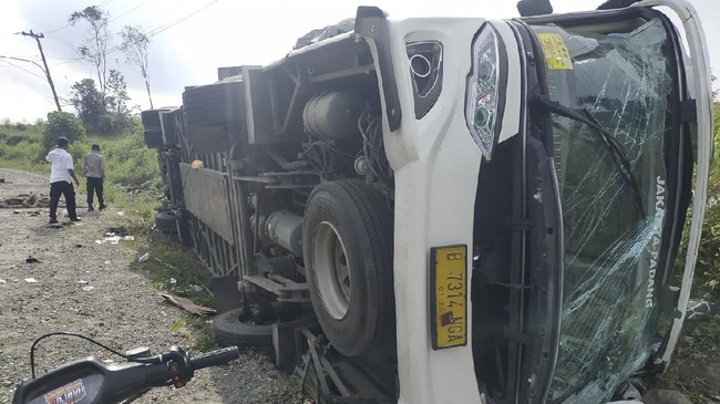 Bus rute Padang-Jakarta mengalami kecelakaan di Jalan Lintas Timur (Jalintim) Musi Banyuasin, Sumatera Selatan, Kamis (27/5).